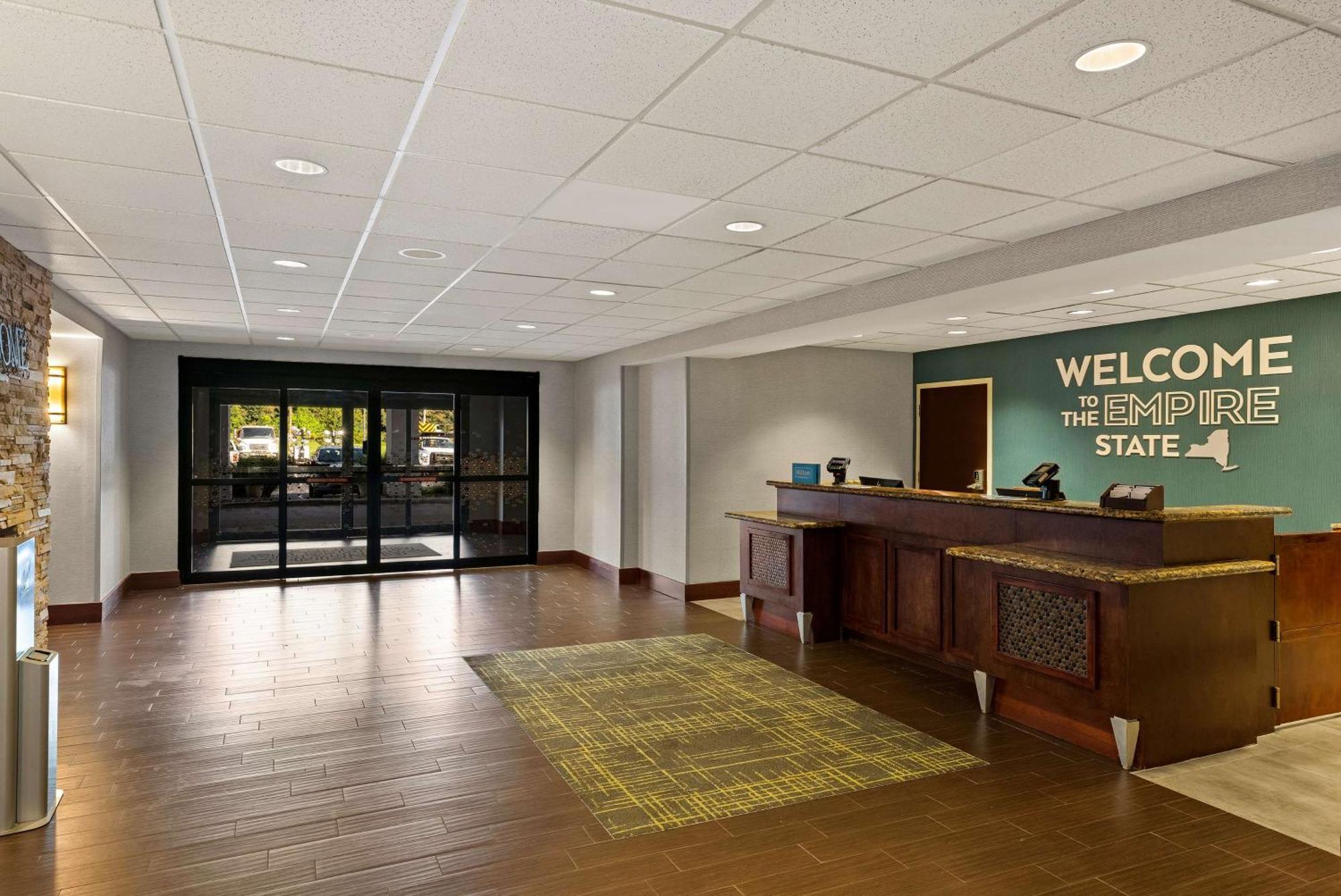 Hampton Inn & Suites Poughkeepsie Spackenkill Екстер'єр фото
